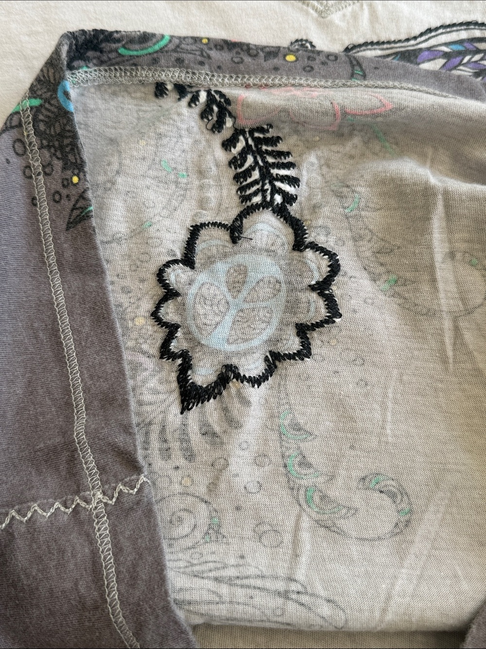Lucky Brand T-Shirt V-Neck Bird, Heart & Peace Boho Design Luck Tees Gray Ombré - Picture 11 of 17